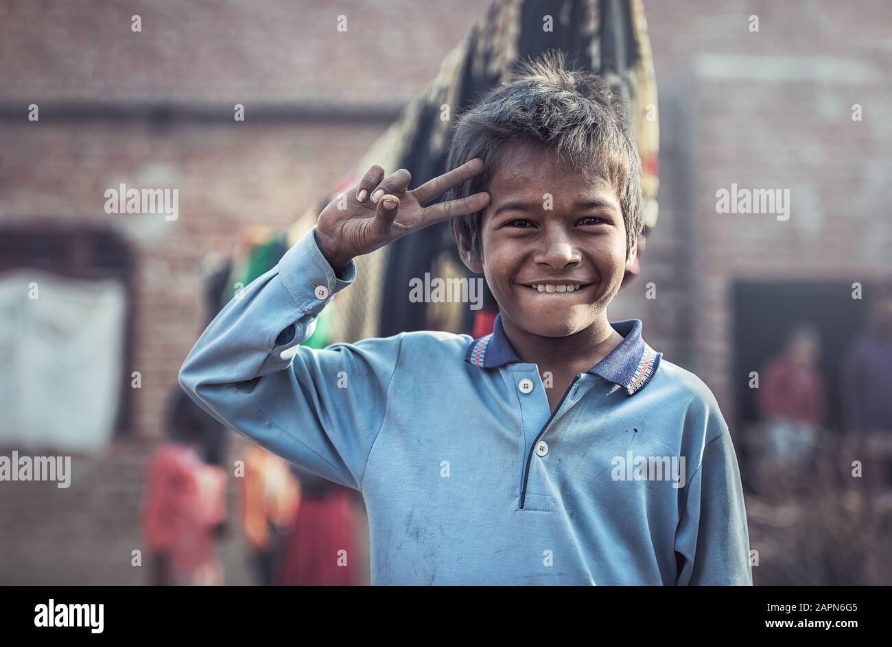 Mathura, INDIA - Feburary 23,2018: Caras sonrientes, niños pequeños sonriendo de la parte rural de la India Foto de stock