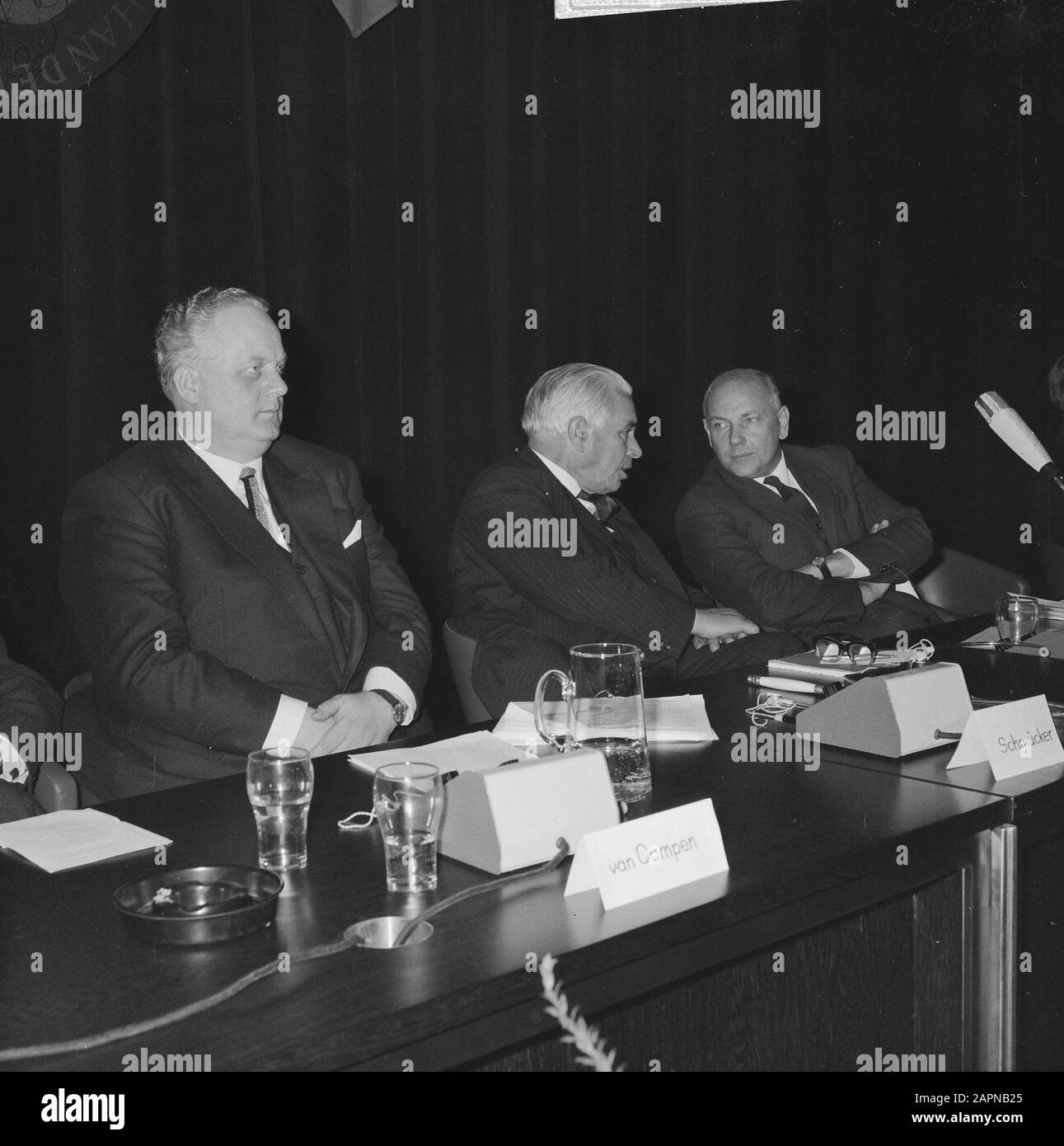 Reunión general extraordinaria de la Cámara de Comercio Holandés-Alemana con ocasión del sexagésimo aniversario V.L.N.R. Ministro alemán de Economía y Tecnología Schmückler, prof. Ir. H.C.J.H. Gelissen y Ministro Den Uyl Fecha: 18 Noviembre 1965 palabras clave: Relaciones internacionales, aniversarios, reuniones Nombre personal: Gelissen, Henri Caspar Joseph Hubert, Schmückler, Kurt, Uyl, Joop den Institutionname: Chamber of Commerce Foto de stock