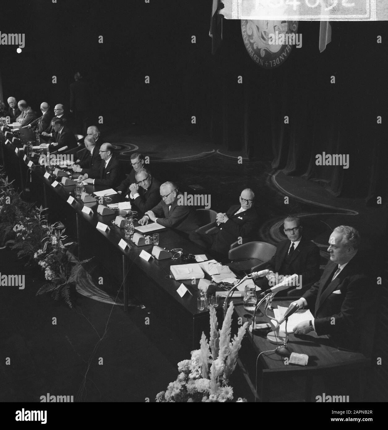 Reunión general extraordinaria de la Cámara de Comercio Holandés-Alemán con motivo del sexagésimo aniversario Descripción general de los asistentes Fecha: 18 de noviembre de 1965 palabras clave: Relaciones internacionales, aniversarios, reuniones Nombre De La Institución: Cámara de Comercio Foto de stock