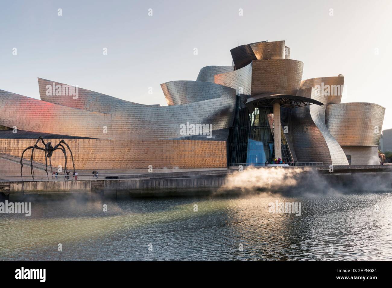 Maman, una gigantesca escultura de araña en las afueras del Museo Guggenheim de Bilbao, España. Foto de stock