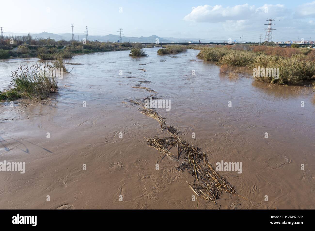 Río inundado, inundaciones en la ciudad, cambio climático, desastres naturales Foto de stock