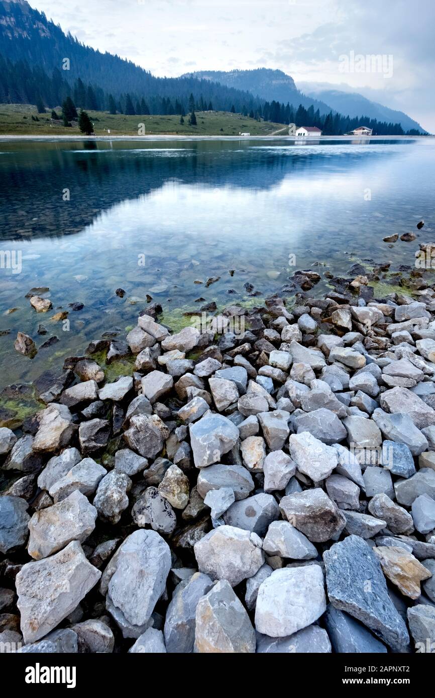El lago en el paso Coe. Folgaria, Cimbra Alp, Trentino, Italia. Foto de stock
