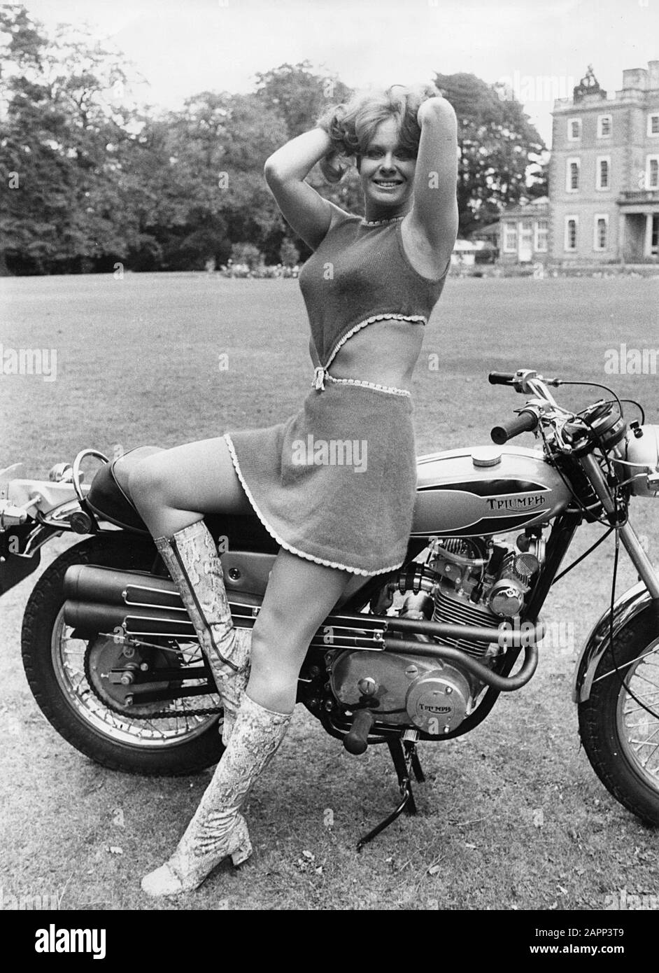 La actriz Carol Cleveland, la chica de BBC Monty Python en Umberslade Hall, Warwickshire, el BSA/Triumph Motorcycle Research establishment.With 350cc doble máquina de árbol de levas que estará disponible a partir de la primavera de 1971 como BSA Fury o Triumph Bandit. Foto de stock