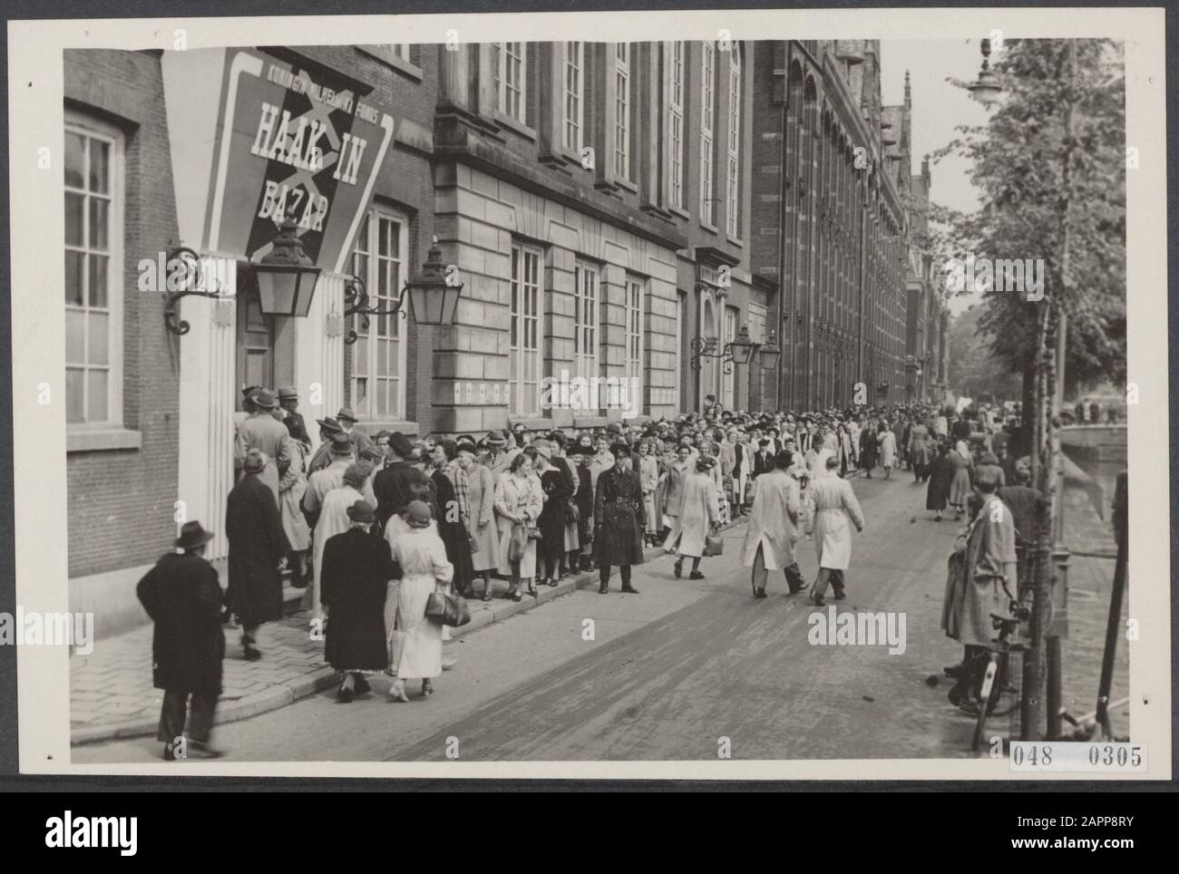 Interés abrumador en el bazar de Hook-in en el Kloveniersburgwal anotación: Acción Haak-In para el combate contra el Cáncer de KWF Fecha: 22 de mayo de 1951 ubicación: Amsterdam, Noord-Holland palabras clave: Acciones, colecciones, mercados, público Foto de stock