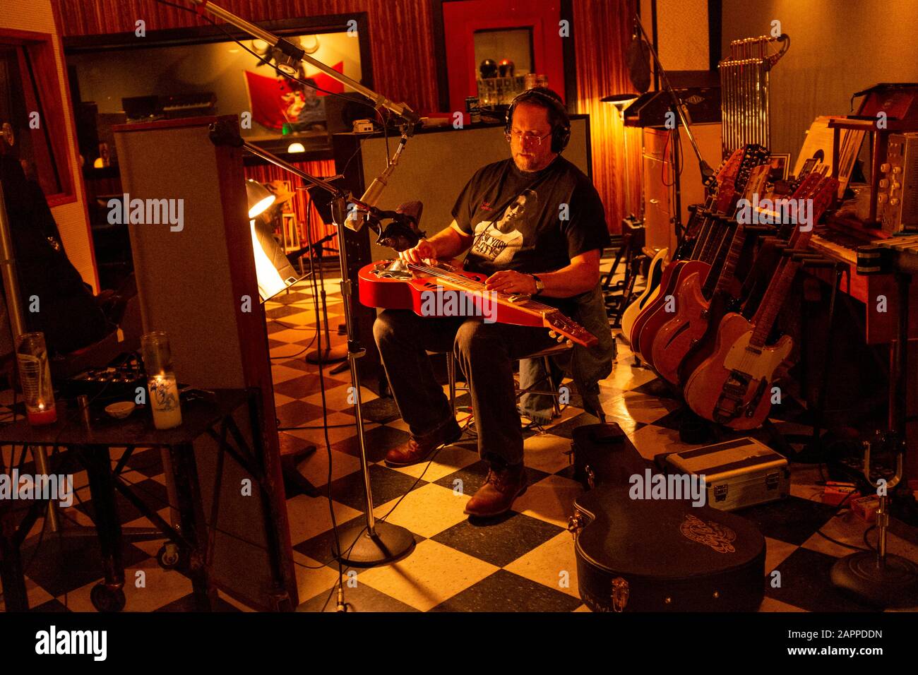 Jerry Douglas en el estudio. Nashville, Tennessee. Foto de stock