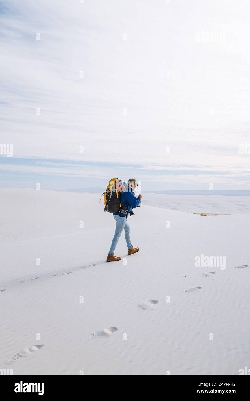 Excursionista Cruzando El Monumento Nacional White Sands, Nuevo México, Estados Unidos Foto de stock