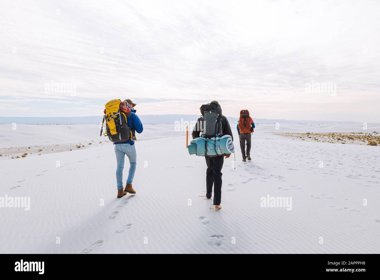 Excursionistas En El Monumento Nacional White Sands, Nuevo México, Estados Unidos Foto de stock