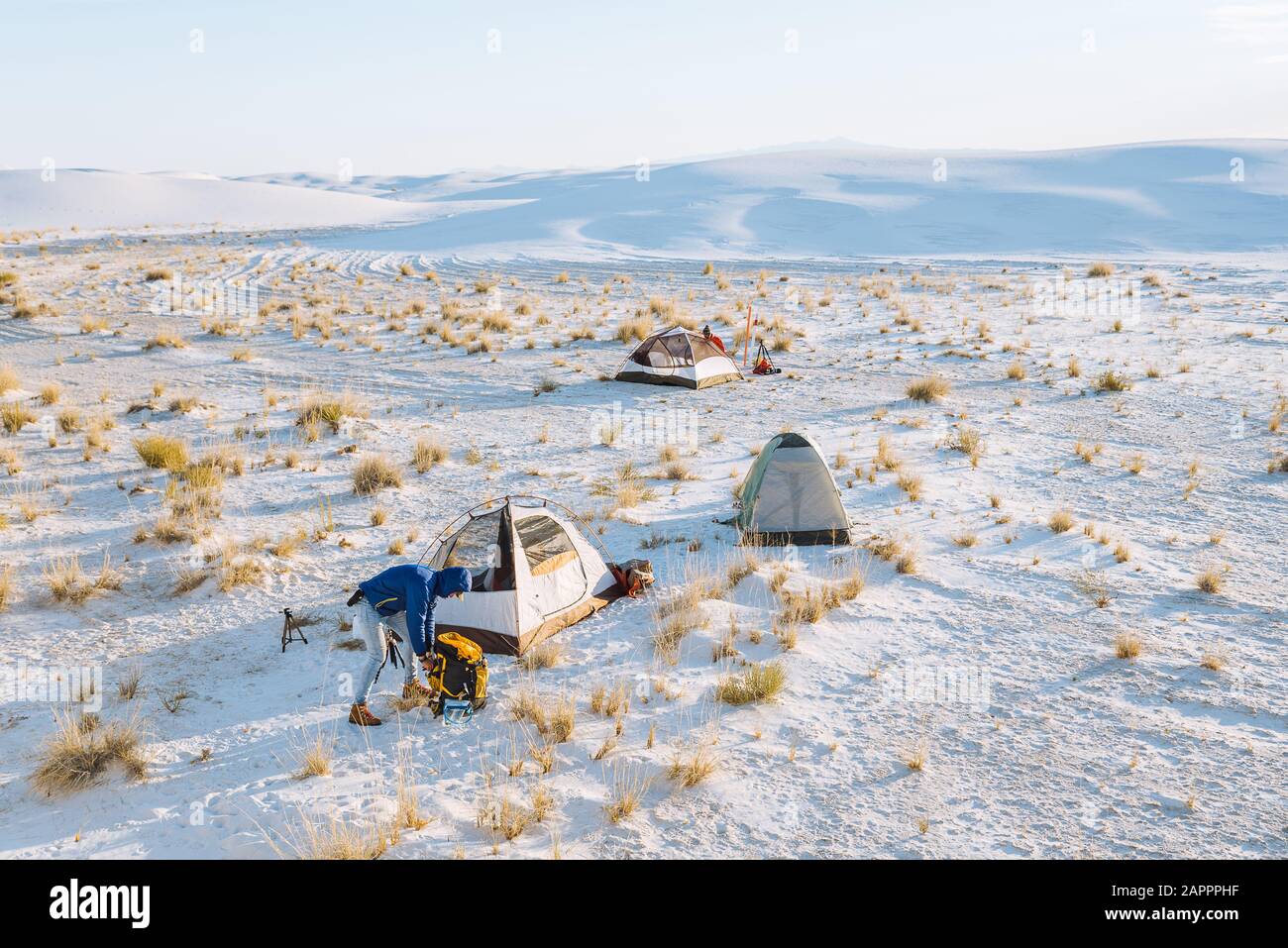 Excursionistas en el campamento, Monumento Nacional White Sands, Nuevo México, Estados Unidos Foto de stock