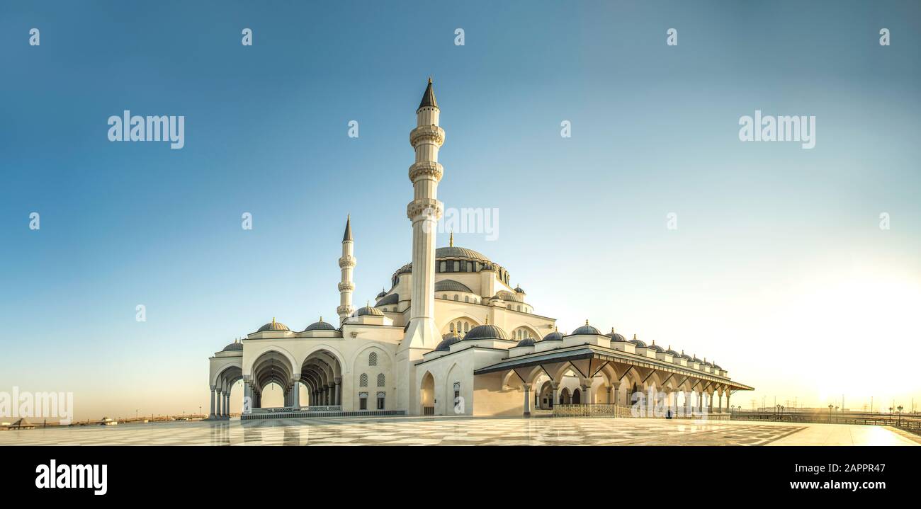 Mezquita Sharjah Mezquita Más Grande de los Emiratos Árabes Unidos Lugar para visitar en Sharjah, Dubai concepto de viaje y turismo imagen Foto de stock