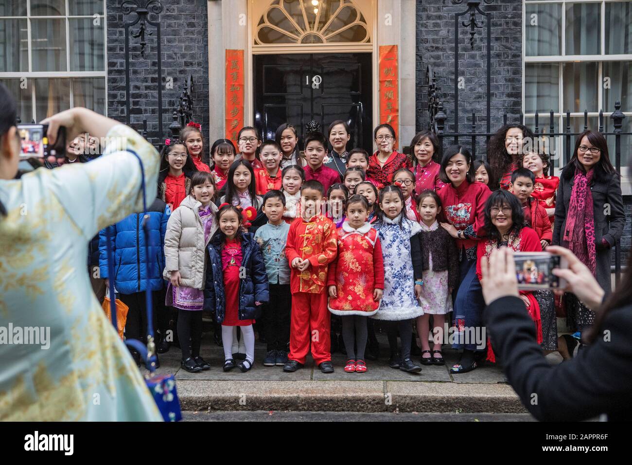 Los estudiantes jóvenes de la Escuela de Chino Woking disfrutan de una visita a 10 Downing Street, Londres, en celebración del año Nuevo Chino. Foto de stock