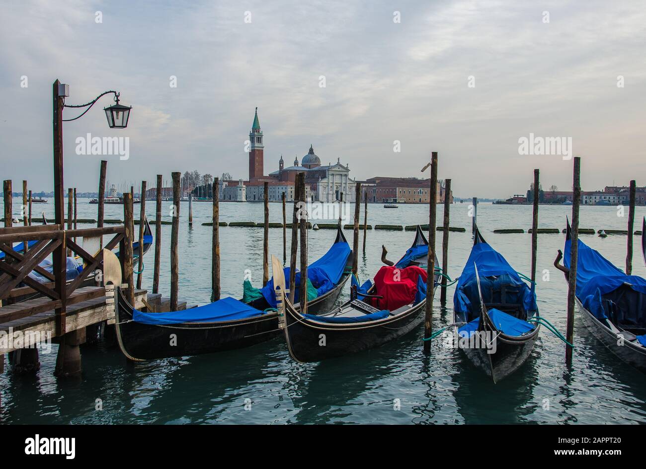 Impresionantes vistas de la hermosa ciudad de Venecia, Italia. Muchas góndolas navegando por uno de los canales. Foto de stock