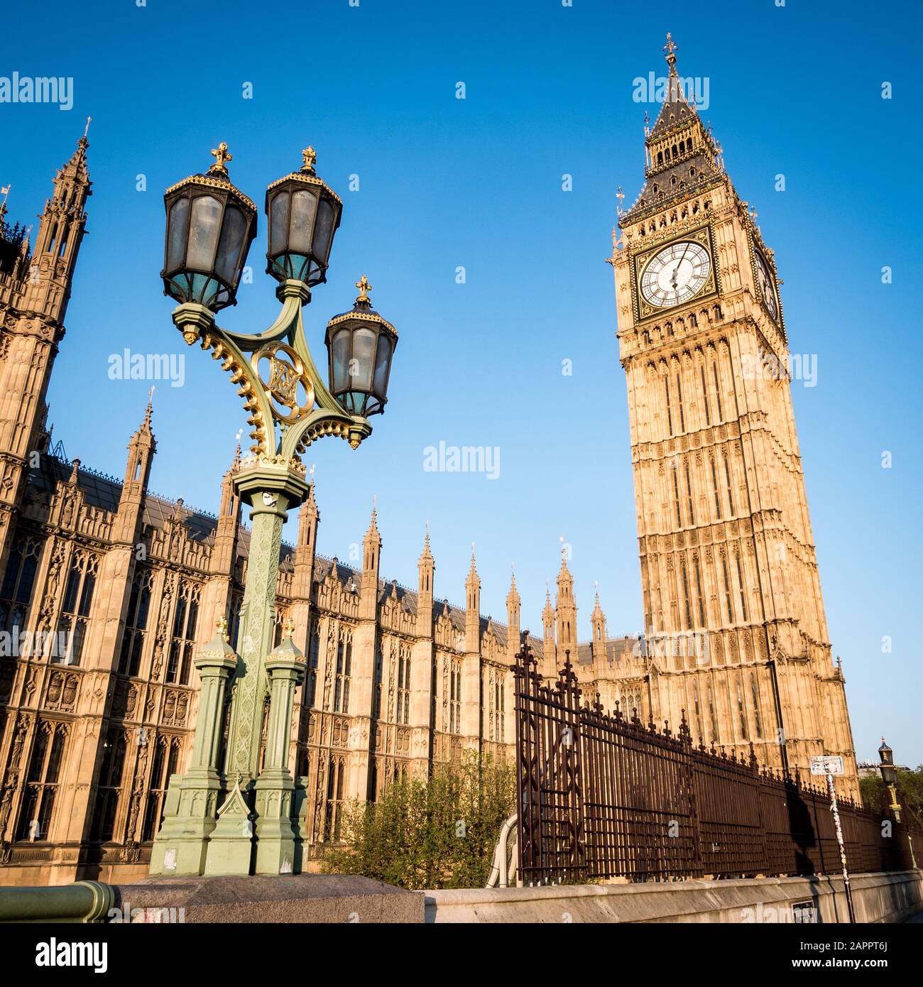 El Big Ben y el Palacio de Westminster. Vista en ángulo bajo del famoso punto de referencia de la torre del reloj de Londres a primera hora de la mañana. Foto de stock