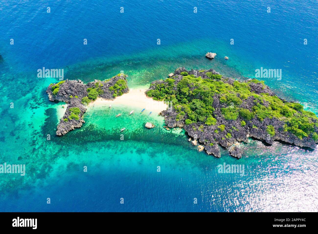 playa de arena tropical y vistas al agua turquesa desde arriba. Isla De Lahos, Islas Caramoan, Filipinas. Concepto de vacaciones de verano y viajes. Foto de stock