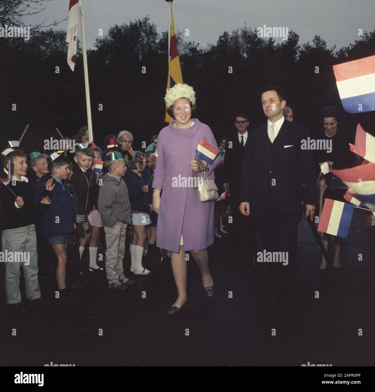 Su Alteza Real la Princesa Beatrix en Roden (Drenthe) abre centro vacacional para jóvenes discapacitados, la granja Príncipe Willem Alexander Fecha: 8 de mayo de 1968 ubicación: Drenthe, Roden palabras clave: ARGINES, aperturas Nombre personal: Beatrix, princesa Foto de stock