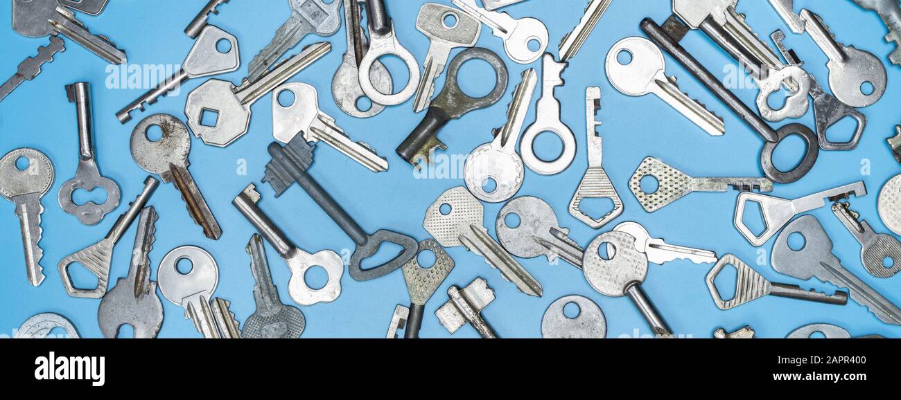 Las claves definidas sobre fondo azul. Las llaves de la cerradura de la puerta y caja fuerte de seguridad y protección de la propiedad de la casa. Diferentes antiguos y nuevos tipos de llaves. Foto de stock