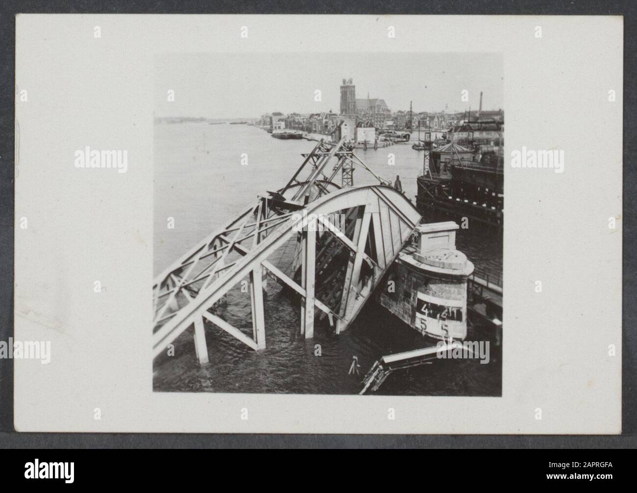 Devastaciones Puentes. 1940 Zwijndrecht. En el primer plano destruido