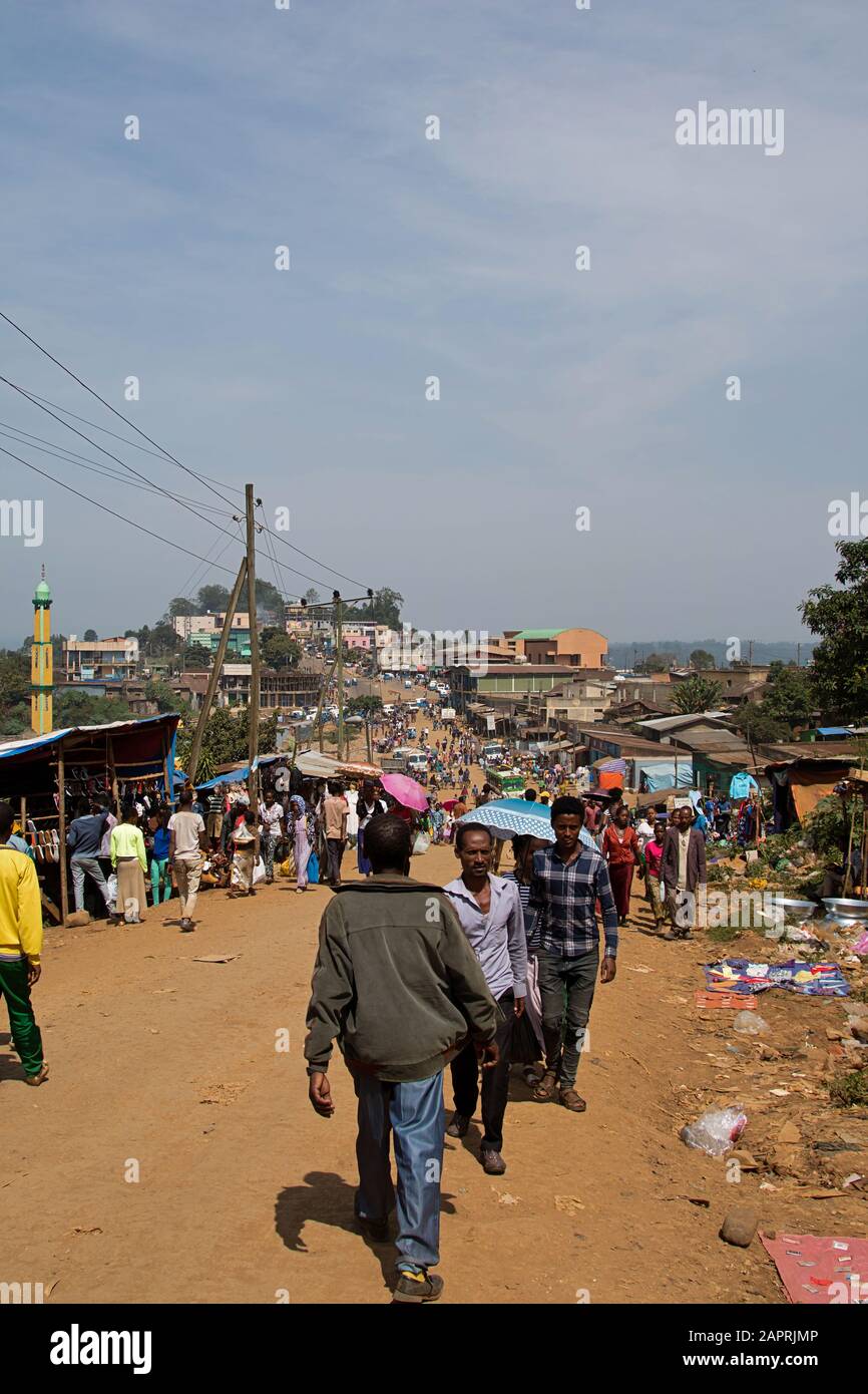 Vida callejera de Bonga, en la región de Kaffa, Etiopía Foto de stock