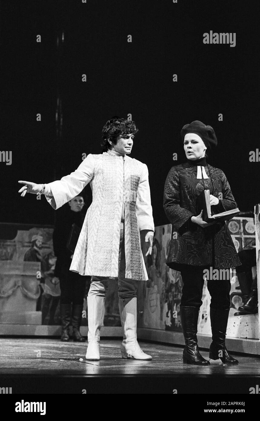 Michael Williams (como Bassanio) y Judi Dench (como Portia) en EL COMERCIANTE DE VENECIA por Shakespeare dirigido por Terry Hands para Royal Shakespeare Company (RSC) en el Royal Shakespeare Theatre, Stratford-upon-Avon, Inglaterra en 1971. Dame Judith Olivia Dench CH DBE FRSA, nacido en 1934. Casado con el actor Michael Williams desde 1971 hasta su muerte en 2001. Tuvieron una hija, la actriz Finty Williams, nacida en 1972.BW-027-19-U. Foto de stock