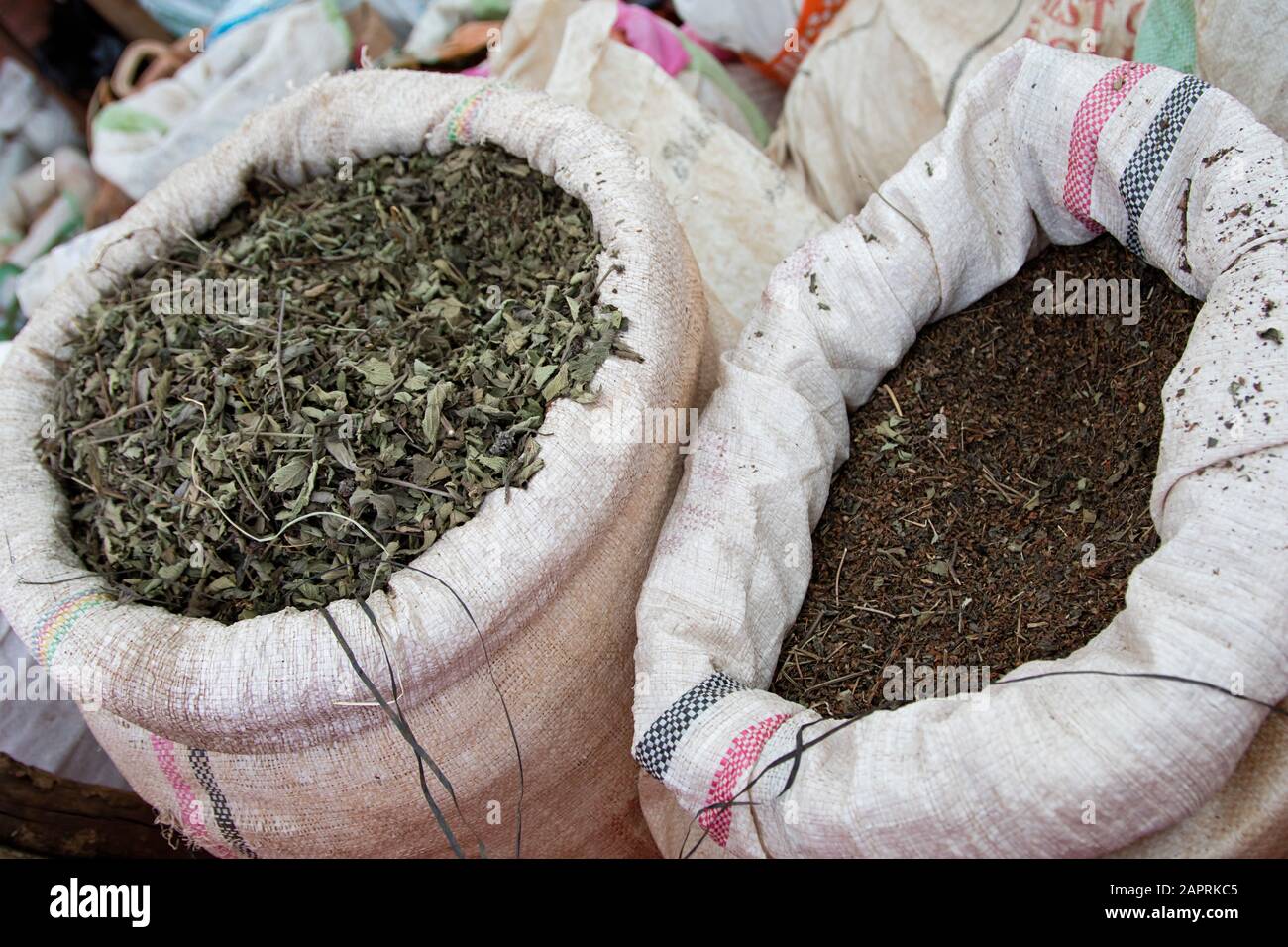 Hierbas y especias en el mercado local de Bonga, en la región de Kaffa, Etiopía Foto de stock