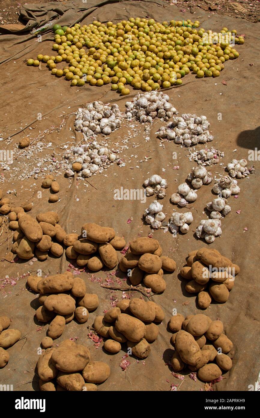 Patatas, ajo y limones en el mercado local de Bonga, en la región de Kaffa, Etiopía Foto de stock