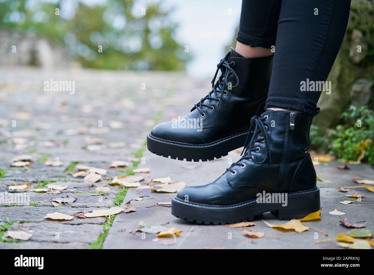 Botas de estilo militar fotografías e imágenes de alta resolución - Alamy