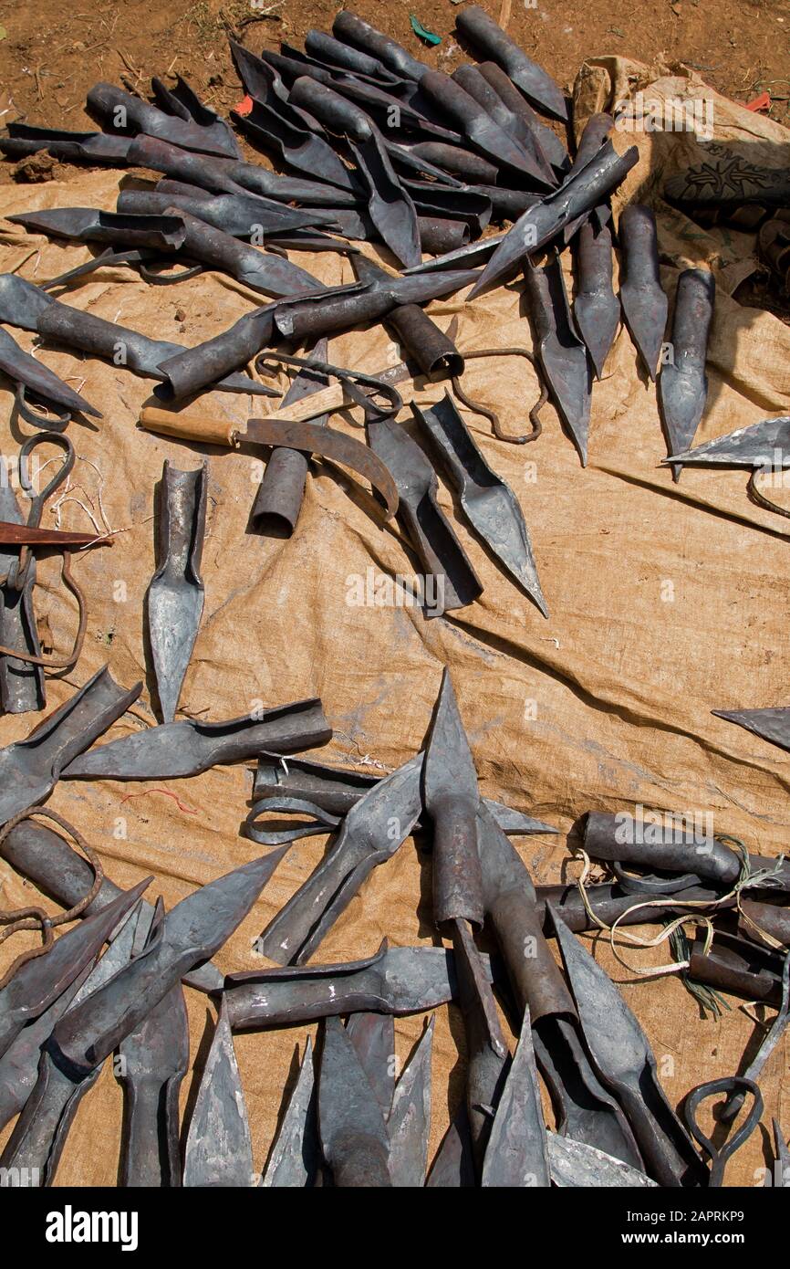 Herramientas de trabajo agrícolas de hierro en el mercado local de Bonga, en la región de Kaffa, Etiopía Foto de stock
