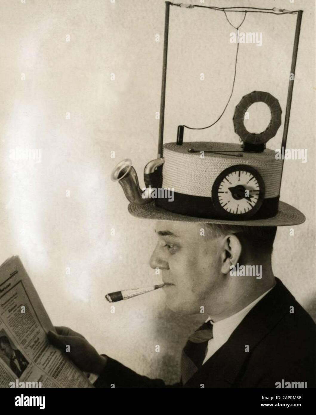 Spaarnestad Foto/vida/ desconocido, SFA022812804. La radio portátil en un  sombrero de paja, hecho por un inventor americano. EE.UU., Lugar  desconocido, 1931. La radio portátil en un sombrero de paja, hecho por un
