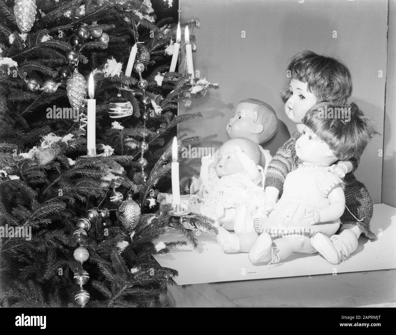 Muñecas en los árboles Imágenes de stock en blanco y negro - Alamy