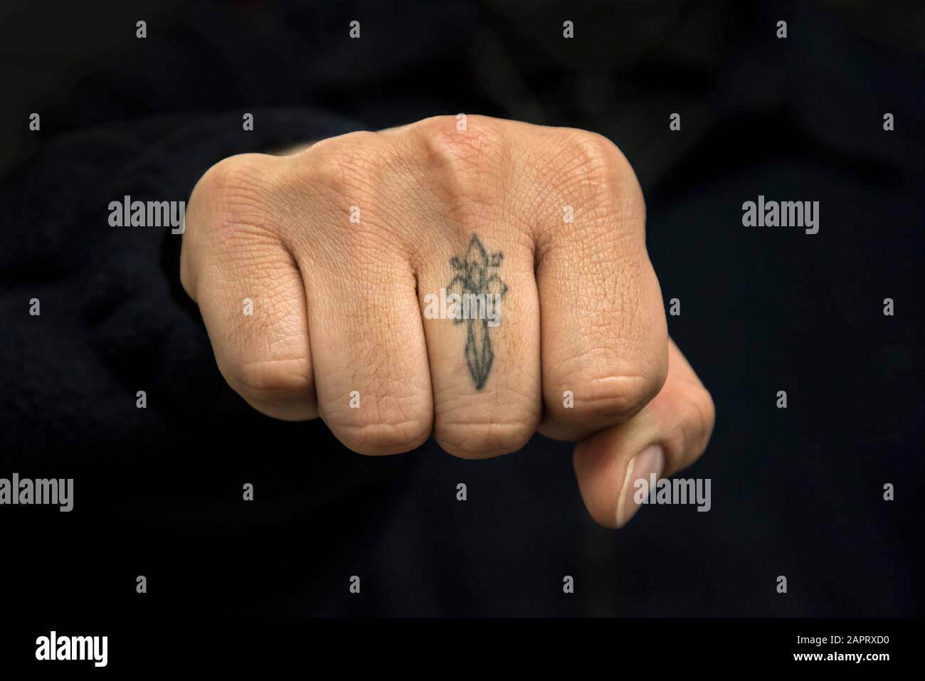 Tatuaje de dedo imágenes alta resolución - Alamy