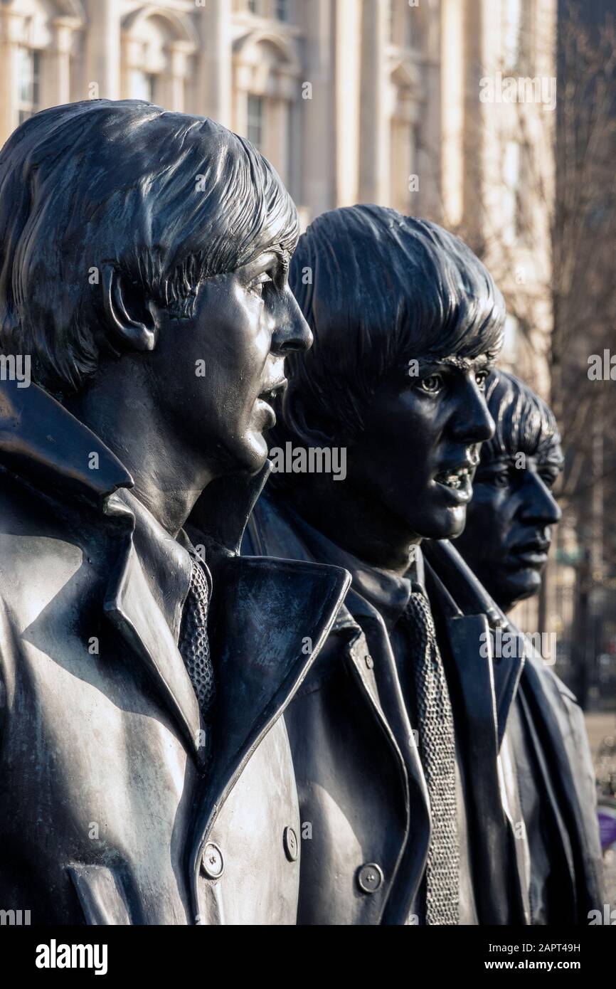 Estatuas de bronce de los Beatles Paul McCartney, George Harrison, Ringo Starr en Liverpool Foto de stock