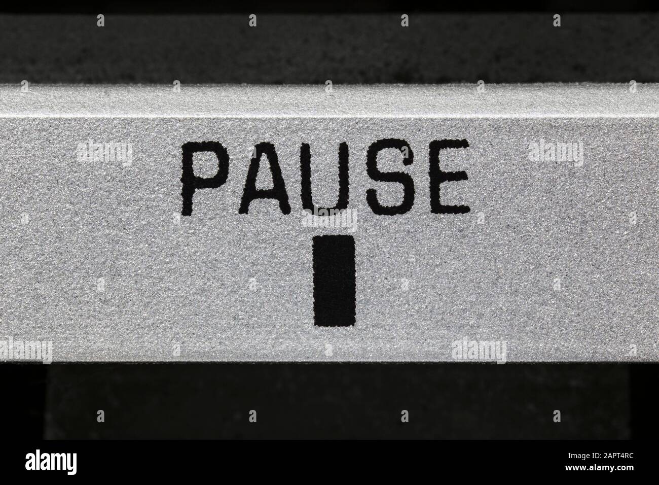 Macro primer plano fotografía de la cinta vintage boombox botón pausa reproductor. Foto de stock