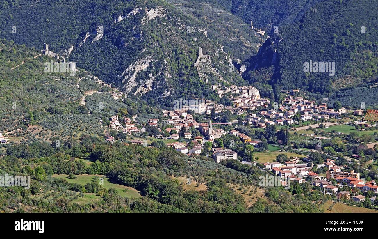 vista de la aldea de ferentillo y de las ruinas de sus fortalezas, valnerina, umbría, italia Foto de stock