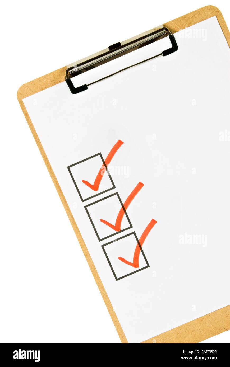 Portapapeles de corcho con un trozo de papel que tiene tres casillas de verificación marcadas con una Marca de verificación roja. Aislado en blanco. Foto de stock
