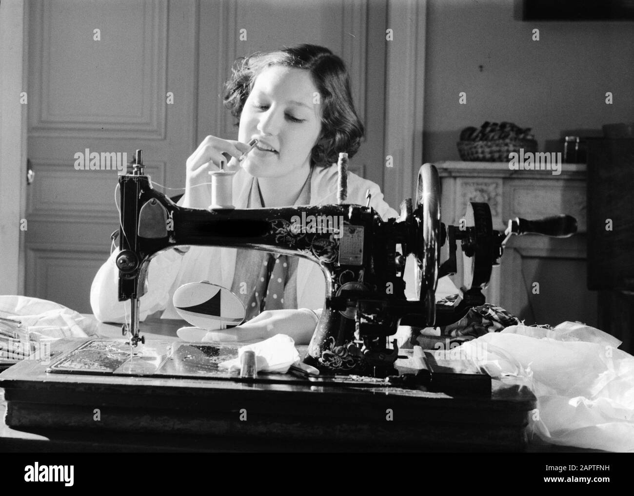 Midinettes [Hans en Renée] Hans detrás de una máquina de coser anotación:  Hans en Renée son las hijas de Van de Poll Fecha: 1937 ubicación: Francia,  París palabras clave: Coupéuses, máquinas de