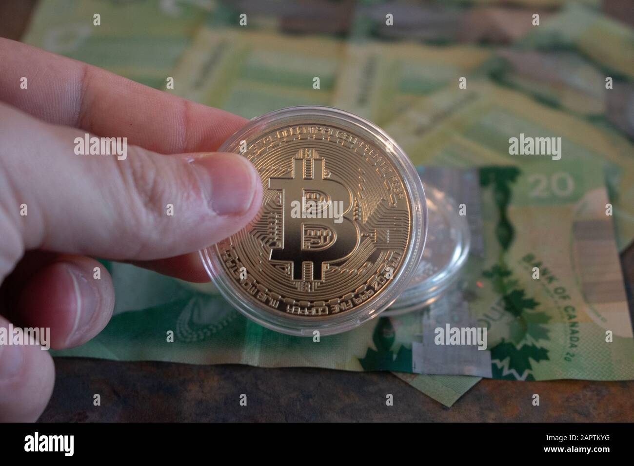 Bitcoin y pila de RAM de memoria. Bitcoin y pila de tarjetas de memoria de  acceso aleatorio para computadora Fotografía de stock - Alamy