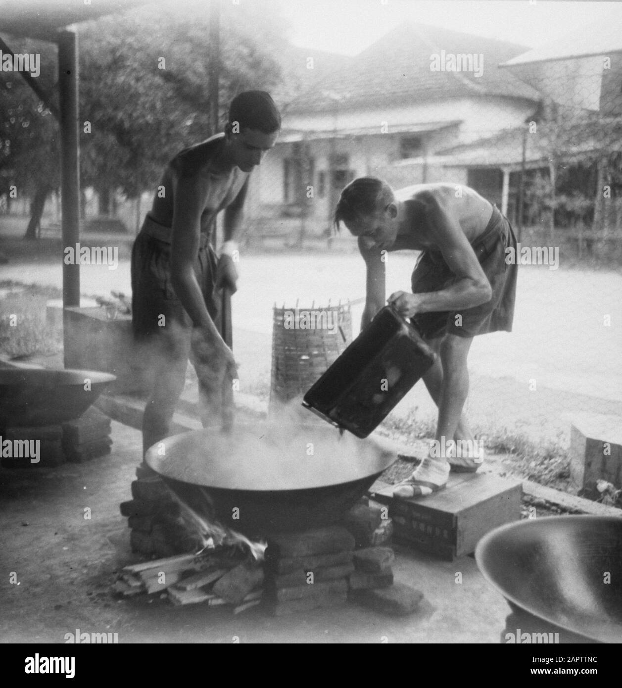 Cocina delantera y coche cantina (art .) En una cocina provisional al aire libre o en una cocina de campo, se prepara una comida. Fecha: 1947/01/01 Lugar: Indonesia, Dutch East Indies Fotografía Cocina delantera y coche cantina (art .) En una cocina provisional al aire libre o en una cocina de campo, se prepara una comida. Fecha: 1947/01/01 Lugar: Indonesia, Dutch East Indies Fotografía