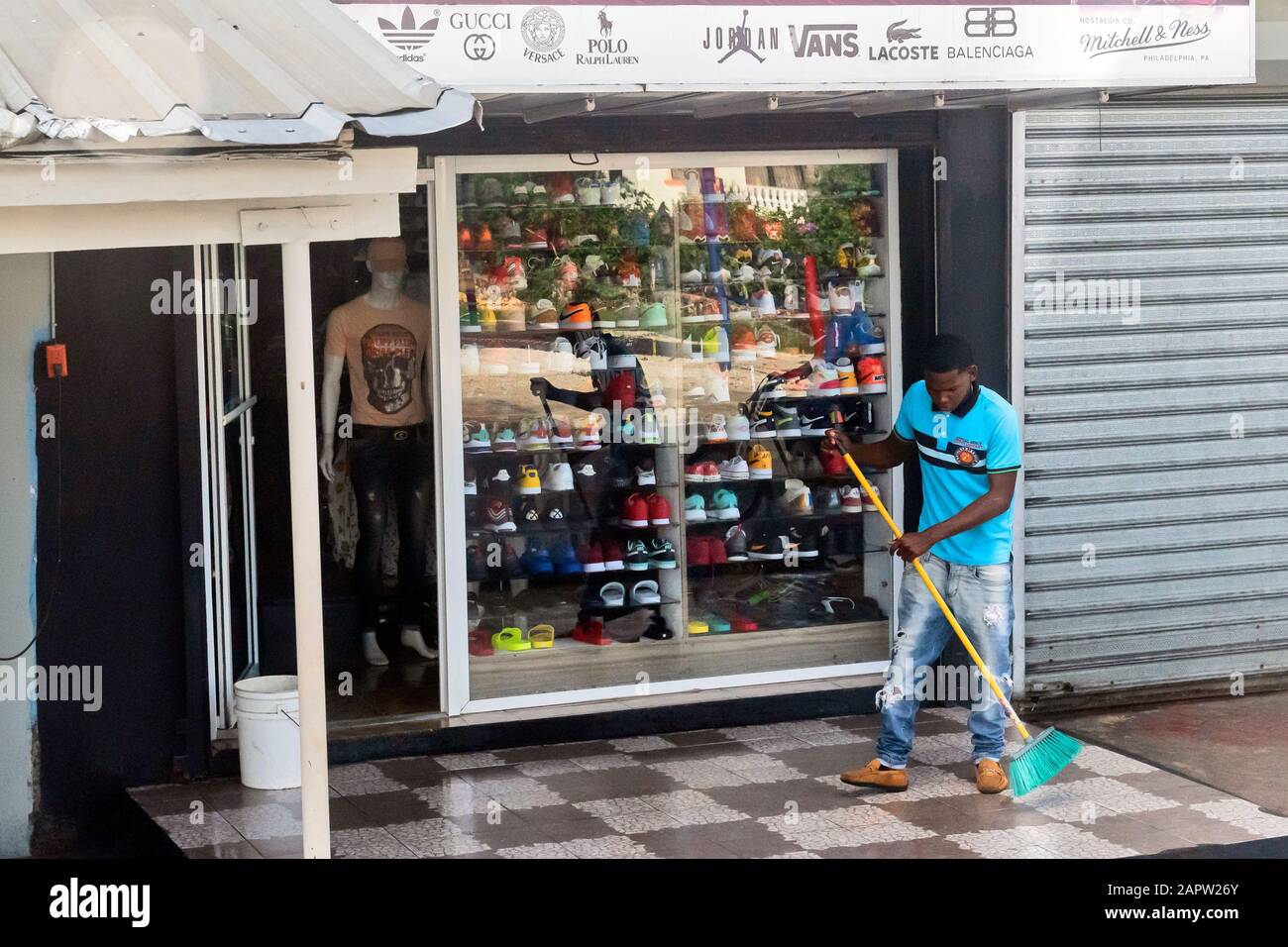 El limpiador limpia el área cerca de la tienda de comestibles, República  Dominicana Fotografía de stock - Alamy