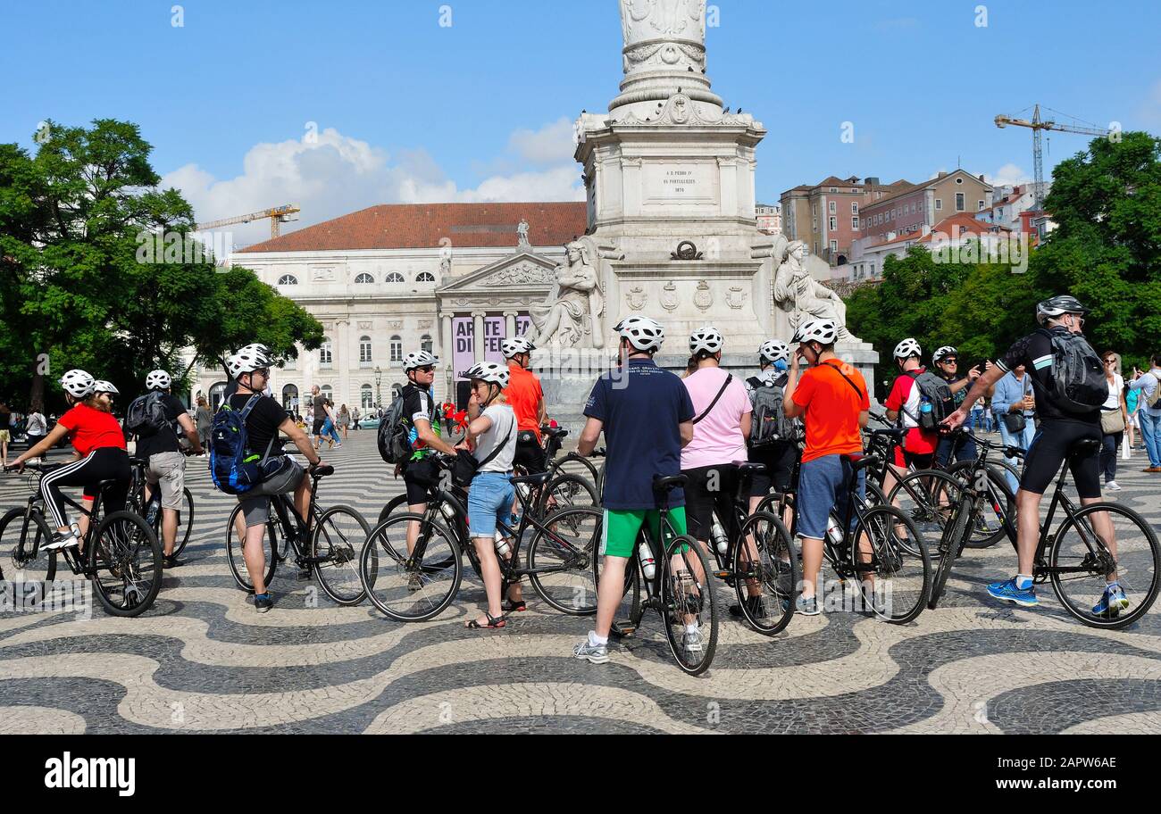 Un grupo de ciclistas turistas que se toman un descanso en la Rossio, Lisboa, Portugal Foto de stock