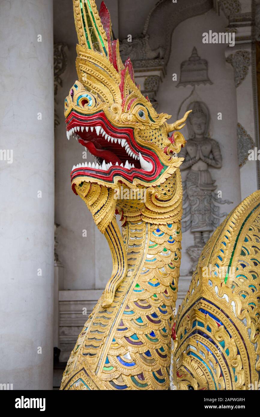 Estatua de dragón rojo, amarillo, verde y azul en las afueras de Wat Chedi Luang Foto de stock