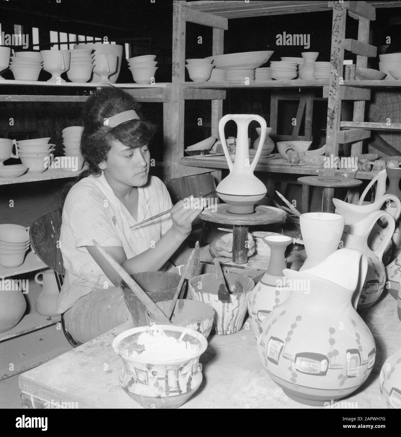 Chica pinta jarrones decorativos en una fábrica de cerámica en Bersheba  Fecha: 1 de enero de