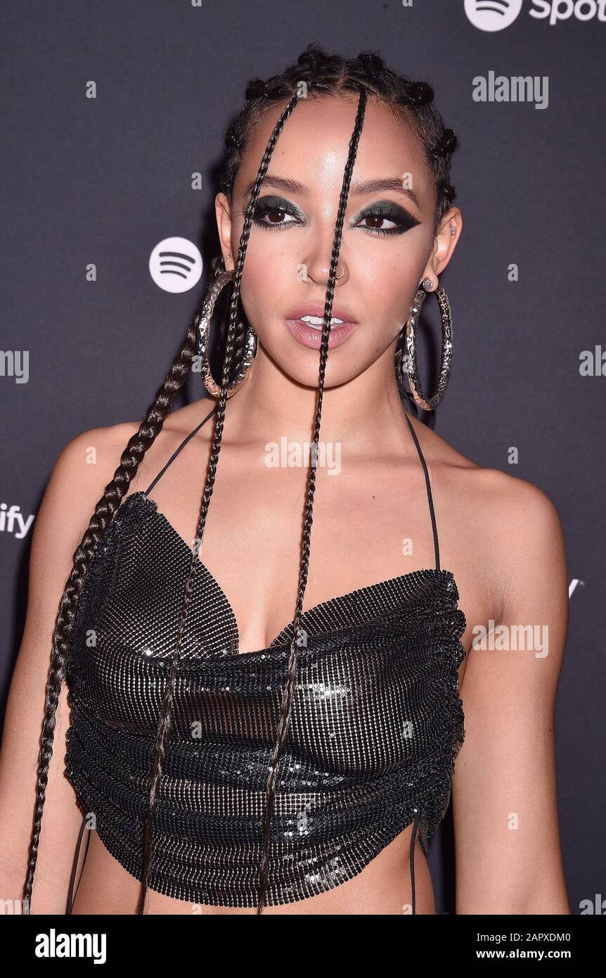 West HOLLYWOOD, CA - 23 DE ENERO: Tinashe asiste a la fiesta Spotify Best New Artist 2020 Party en The Lot Studios el 23 de enero de 2020 en los Ángeles, California. Foto de stock