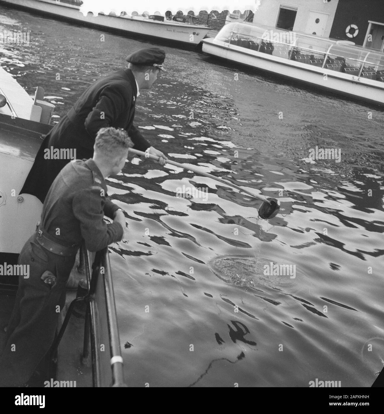 Tormenta en Amsterdam anotación: Beret van militarmente es pescado fuera del agua Fecha: 3 de noviembre de 1960 ubicación: Amsterdam, Noord-Holland palabras clave: Tormentas Foto de stock