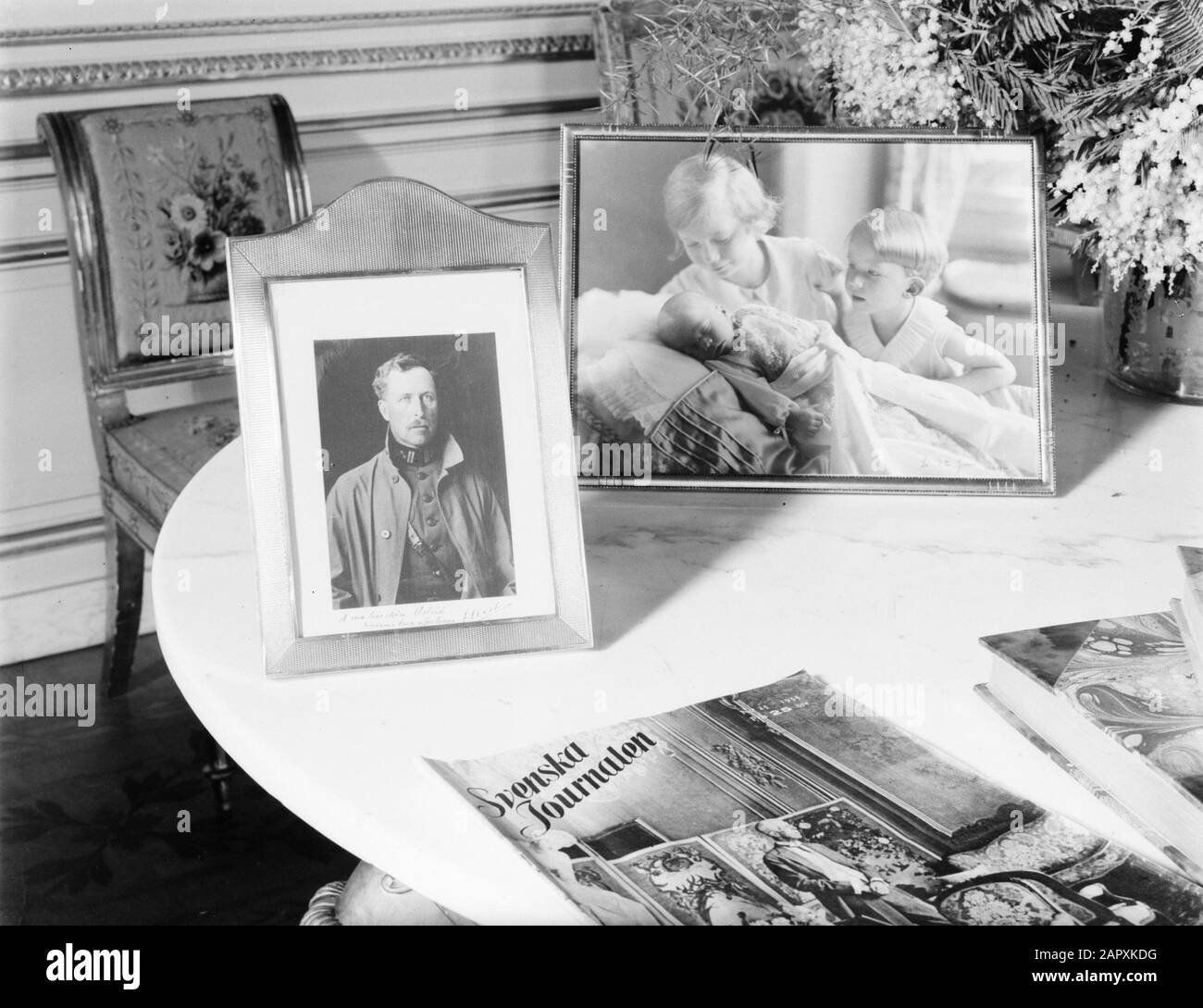 Familia Real Bélgica Mesa en el palacio con una revista sueca y fotografías  enmarcadas del rey Albert de Bélgica y de la princesa Josephine Charlotte y  el príncipe Baudouin que están en