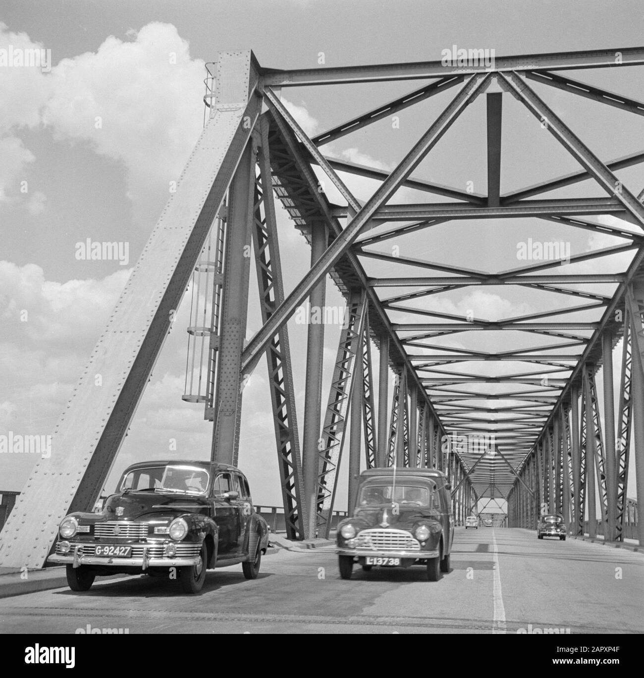Carreteras y puentes en los países Bajos Dos coches en el Waalbrug cerca de Zaltbommel Fecha: 1 de junio de 1952 ubicación: Gelderland palabras clave: Coches, puentes, carreteras Foto de stock