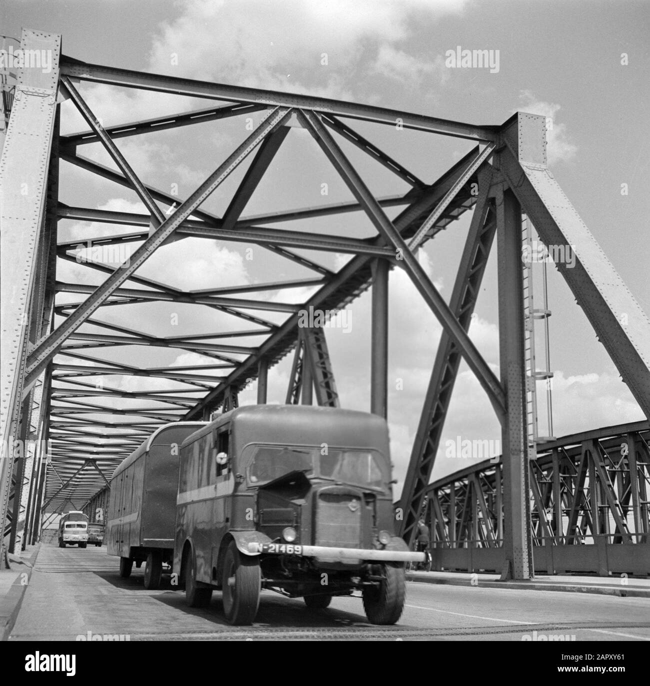 Carreteras y puentes en los países Bajos camión en el Waalbrug cerca de Zaltbommel Fecha: 1 de junio de 1952 ubicación: Gelderland palabras clave: Puentes, carreteras, camiones Foto de stock