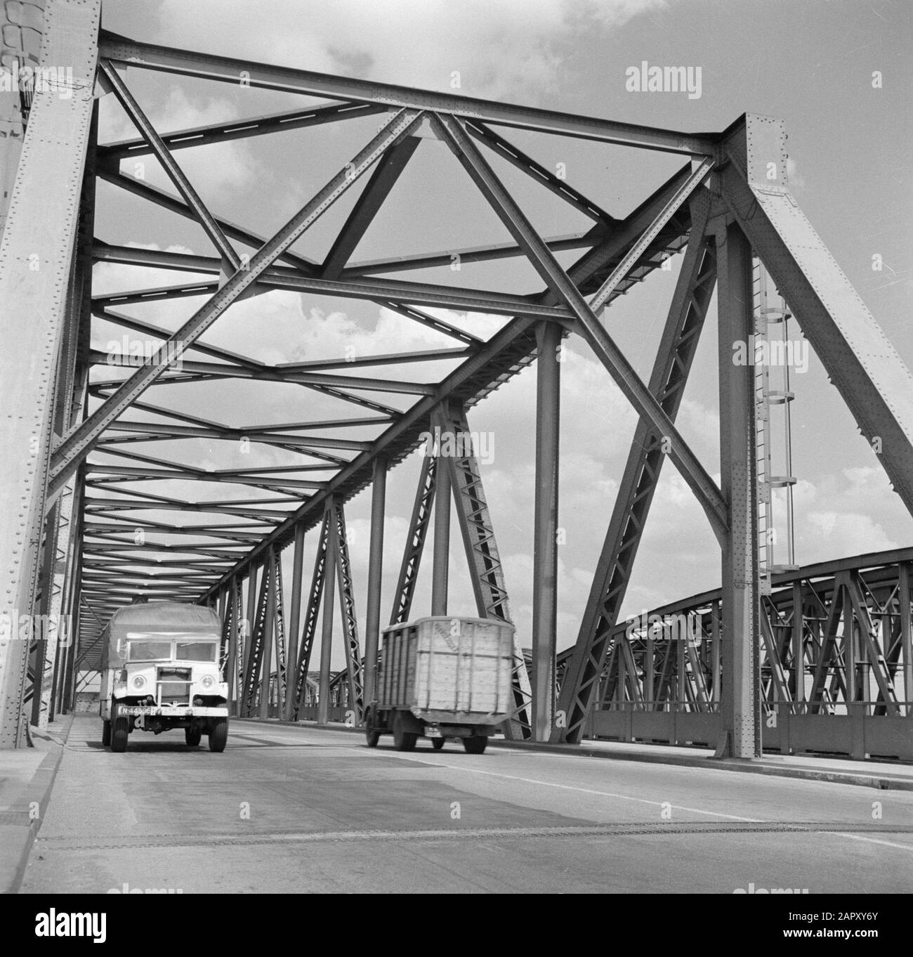 Carreteras y puentes en los países Bajos camiones en el Waalbrug cerca de Zaltbommel Fecha: 1 de junio de 1952 ubicación: Gelderland palabras clave: Puentes, carreteras, camiones Foto de stock