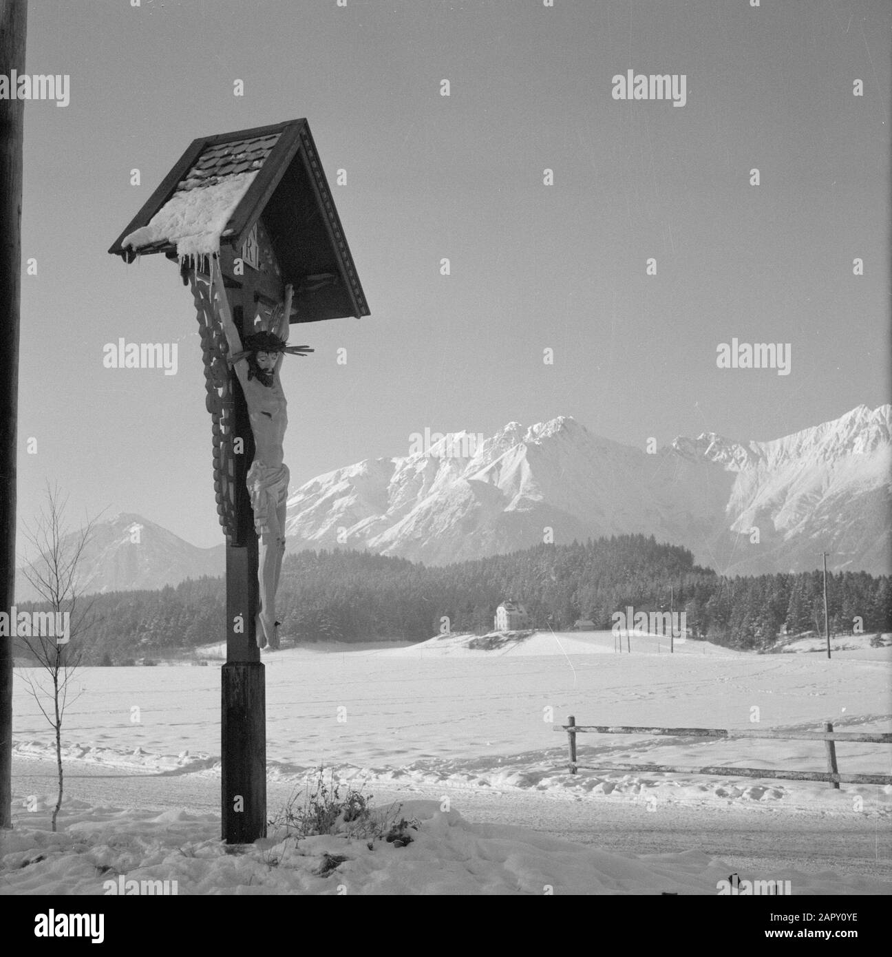 Invierno en Tirol cruce la carretera en la nieve con las montañas Karwendel en el fondo Fecha: Enero 1960 ubicación: Austria, Tirol palabras clave: Montañas, paisajes, nieve, cruces de carretera, invierno Foto de stock