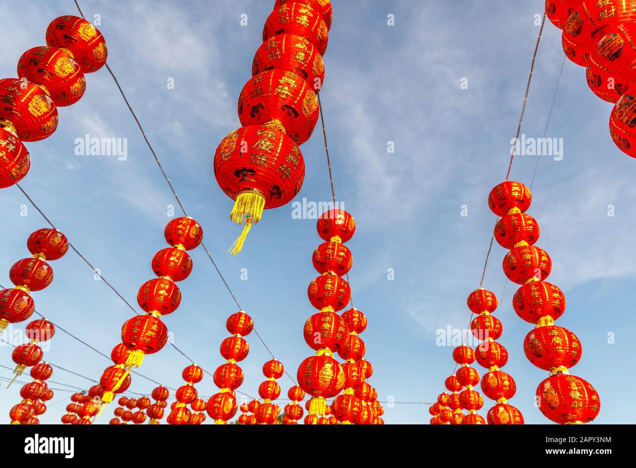 Faroles rojos para la celebración del año Nuevo Lunar Chino en Vihara Satya Dharma, templo budista chino en Benoa, Bali, Indonesia. Foto de stock