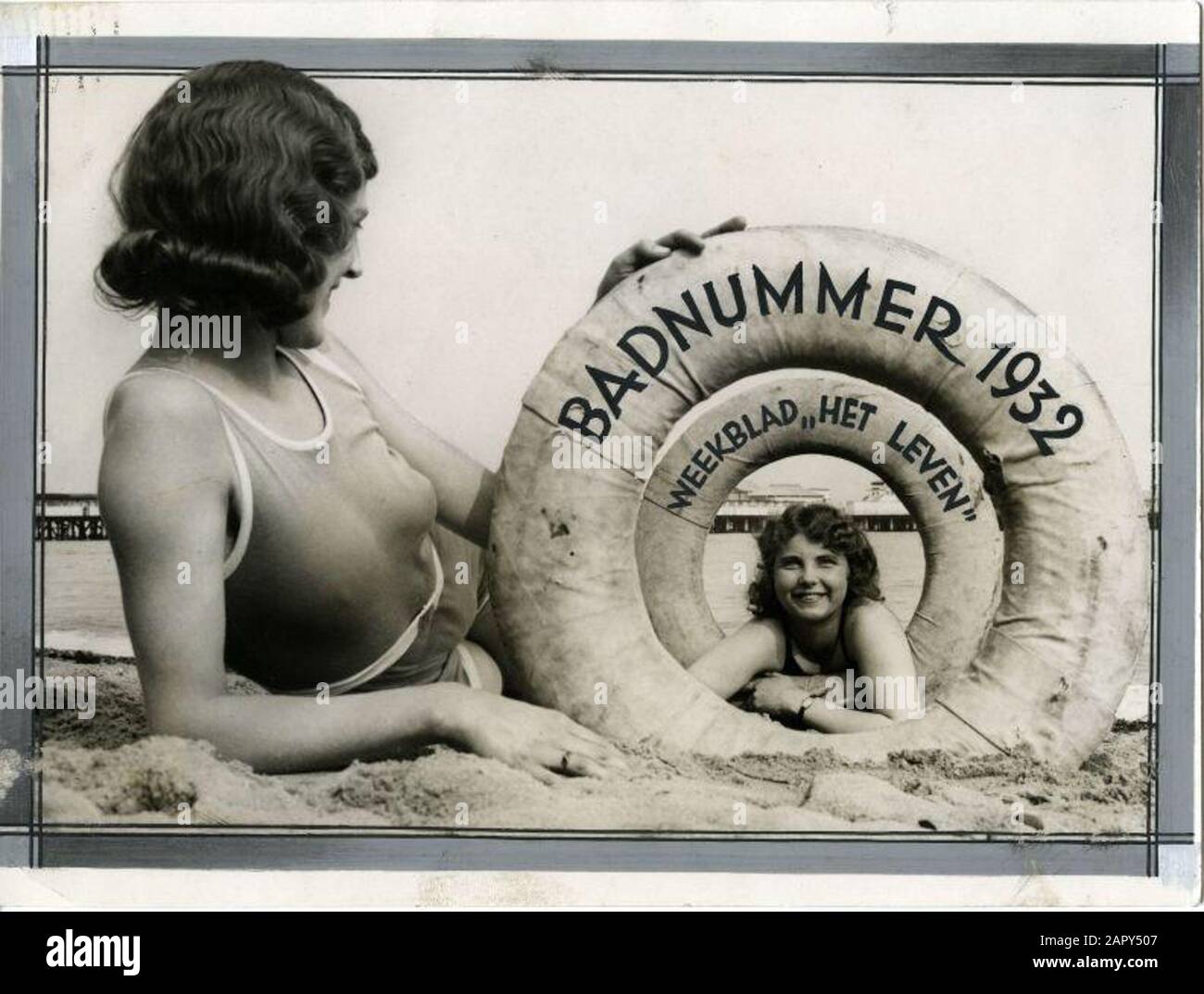 Número de baño del periódico semanal Het Leven.Photomontage.1932. Foto de stock