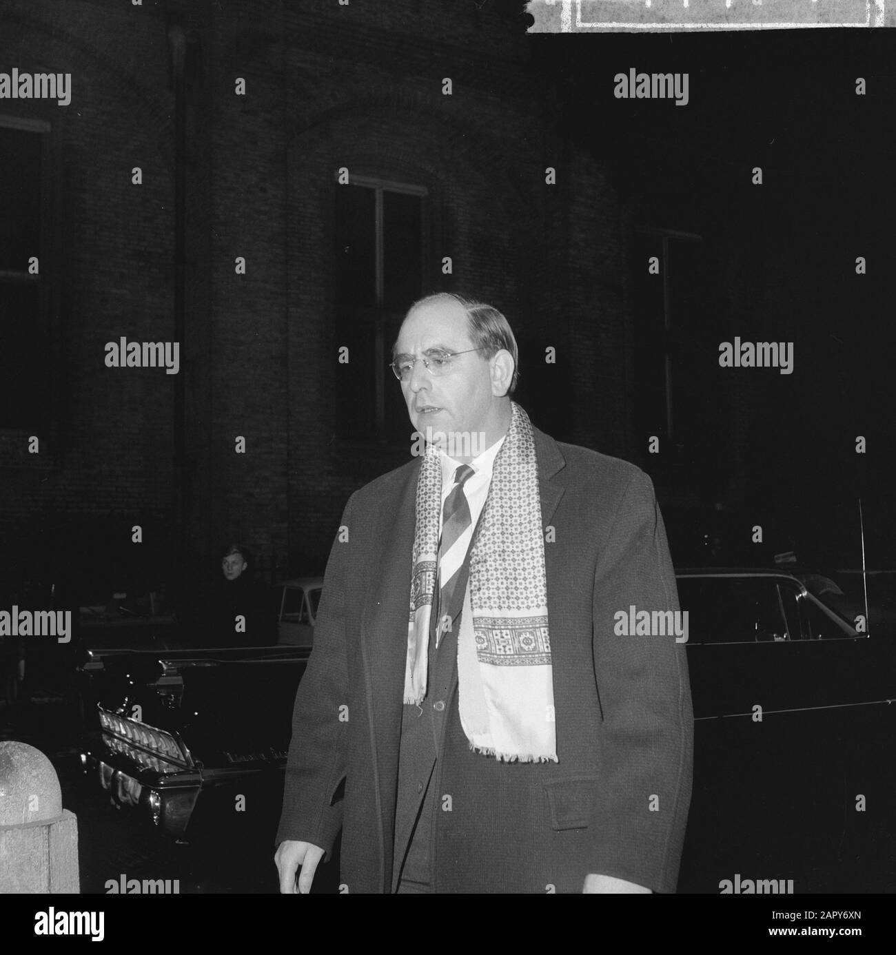 Reunión del gabinete en una sesión especial sobre la CEE, ministro de  llegada de Pous Fecha: 30 Enero 1963 palabras clave: Llegadas, gabinetes  Nombre personal: Papa, Jan de Institutionname: EEG Fotografía de